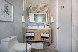 Ένα μπάνιο στο Villa Gem Tropical Charm Prime Location