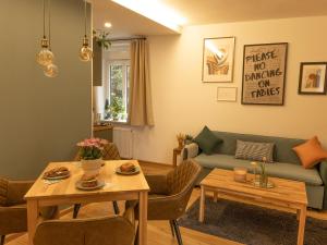 een woonkamer met een bank en een tafel bij Geidorf Residenz - Serviced Apartments & Parking in Graz
