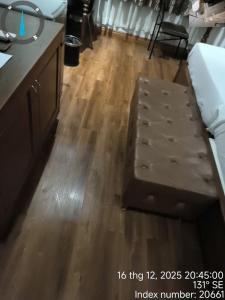 een houten vloer met een bank in een kamer bij shen hotel8 in Ho Chi Minh-stad +11 foto's