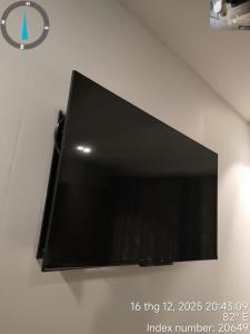 een flatscreen-tv die aan de muur hangt bij shen hotel8 in Ho Chi Minh-stad