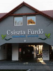 een gebouw met een bord waarop 'casica fundico' staat bij Fenyőházak in Buzsák