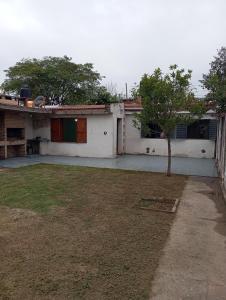 una casa con un piccolo albero di fronte di Casa tinajas a Santiago del Estero
