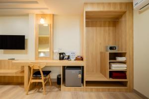 een kamer met een bureau, een tafel en een plank bij Phi Phi Anita Resort in Phi Phi Don