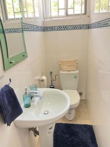 Koupelna v ubytování Luxury Two-Bedroom Townhome Available for rent