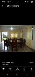 una imagen de un comedor con mesa y sillas en Awesome Volcán Barú Views, en Volcán