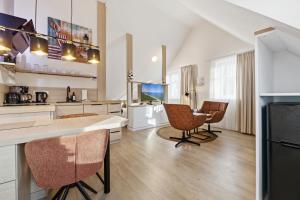 Nhà bếp/bếp nhỏ tại Dünenhaus Ückeritz UnserUsedomDe FeWo ca23qm mit Parkplatz direkt am Strand 11I4