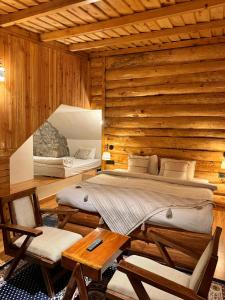 Khu vực ghế ngồi tại Maati Signature Collection By The lake Hill