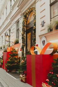 eine Gruppe von Weihnachtsbäumen vor einem Gebäude in der Unterkunft Grand Palace Hotel - Small Luxury Hotels of the World in Riga