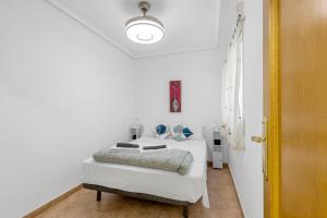 En eller flere senge i et værelse på Homely Apartments Alcatri + 27 billeder