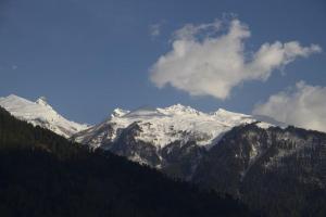 En generel udsigt til bjerge eller udsigt til bjerge taget fra vandrehjemmet