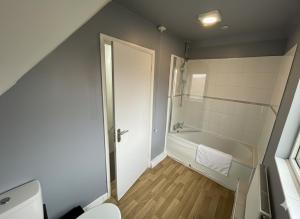 une salle de bain avec douche et baignoire et toilettes dans l'établissement Canterbury Luxe Stay, à Hackington