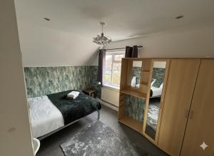 une chambre avec un lit et une fenêtre dans l'établissement Canterbury Luxe Stay, à Hackington