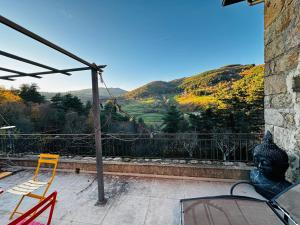 un patio con tavolo, sedie e vista di Maison de charme avec studio indépendant a Saint-Prix