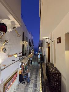 uitzicht op een gang van een gebouw bij Luna del este in Peñíscola