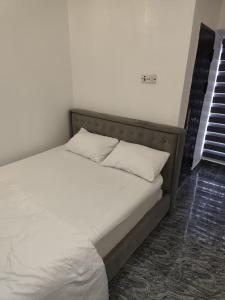 Postel nebo postele na pokoji v ubytování The Regal Enclave + 3 fotografie