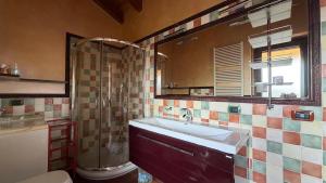 Ένα μπάνιο στο Openspace Attic Apartment with terrace, Wi-Fi +36 φωτογραφίες