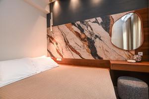 En eller flere senge i et værelse på Elvira's Apartments