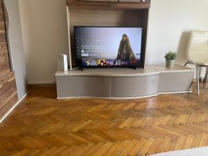 TV/trung tâm giải trí tại Intercontinental View Universitate !