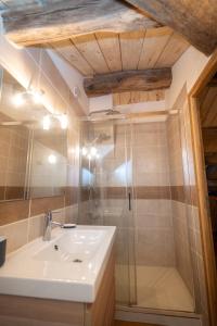 ein Badezimmer mit Waschbecken und Dusche in der Unterkunft L'Oustal du Larzac, gîte en Aveyron in La Bastide-Pradines + 32 Fotos