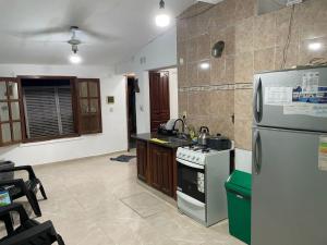 una cucina con frigorifero e fornello di Casa tinajas a Santiago del Estero