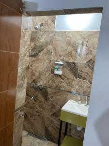 un bagno con lavandino e doccia di Casa tinajas a Santiago del Estero