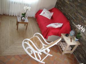 PiloñaにあるLas Casitas de Vallesのリビングルーム(赤いソファ、椅子付)