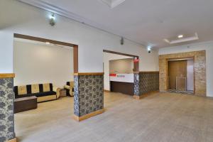 ein großes Zimmer mit einer Couch und einem Tisch in der Unterkunft Hotel O Mayura in Ankleshwar