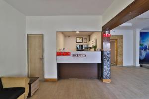 eine Lobby mit Rezeption in einem Gebäude in der Unterkunft Hotel O Mayura in Ankleshwar