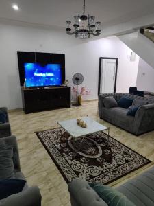 TV a/nebo společenská místnost v ubytování The Regal Enclave