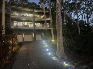 un edificio con un montón de luces delante de él en Palm beach Sydney, Modern home with water view, en Palm Beach