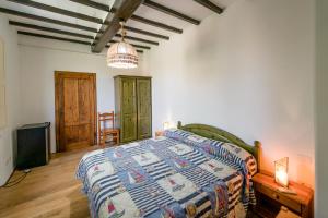 een slaapkamer met een bed, een tafel en een stoel bij Hotiday Grosseto Podere in Vacchereccia +35 foto's