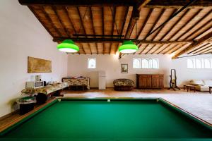 een pooltafel in het midden van een woonkamer bij Hotiday Grosseto Podere in Vacchereccia