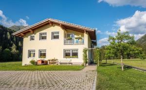 a house with a bench in front of it at LechBrugger Berg Appartements in Holzgau