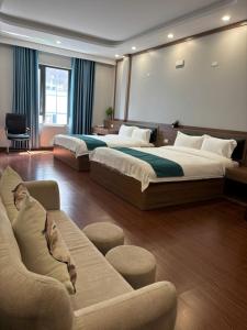 ein großes Schlafzimmer mit 2 Betten und einem Sofa in der Unterkunft Phương Anh Villa Pro in Bắc Ninh
