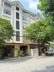 ein Gebäude an einer Straße mit Bäumen davor in der Unterkunft Phương Anh Villa Pro in Bắc Ninh + 34 Fotos