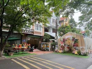 a street with a store with flowers on it at Phương Anh Villa Pro in Bắc Ninh