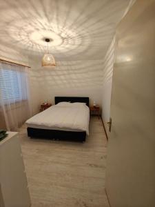 een slaapkamer met een bed en een plafond bij F2 cozy centre ville proche bale et tram in Saint-Louis