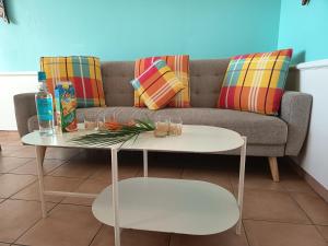 Χώρος καθιστικού στο Ovillage972 dans Village Vacances - piscine, plage - vues mer, calme & spacieux