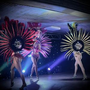 un grupo de bailarines actuando en un escenario en Le Relais de Boralde, en Espalion