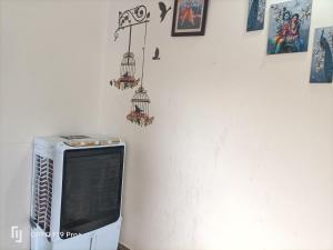 Ein Fernseher steht neben einer Wand mit Vogelkäfigen. in der Unterkunft guest house Akshay in Akalkot