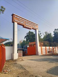 eine Tankstelle mit einem Schild davor in der Unterkunft guest house Akshay in Akalkot