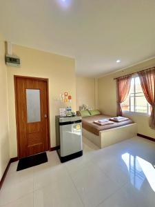 涛岛Pepa Guest House的带冰箱和床的厨房