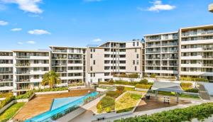 シドニーにあるApartment in Turrellaのスイミングプール付きのアパートメント複合施設のイメージ