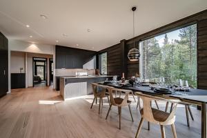 Køkken eller tekøkken på Fjällen Lumière Penthouse Ski-in Ski-out by Aavalevi + 51 billeder