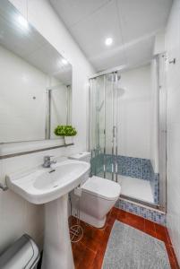 Et badeværelse på Hauzify I Mar Blau + 8 billeder