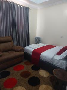 Una cama o camas en una habitación de Yukis & Kukis Place, 5 bedrooms, 5 bathrooms, 2 Sitting Rooms