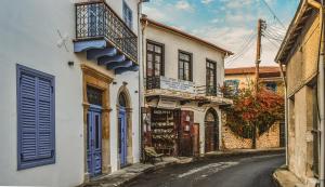 eine leere Straße in einer Stadt mit Gebäuden in der Unterkunft Nautica Luxe Heritage in Larnaka