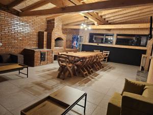 una stanza con tavolo, sedie e un muro di mattoni di FurtuNest  Altre 22 foto