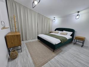 una camera con letto verde e pavimento in legno di FurtuNest 