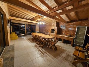 una sala da pranzo con tavolo e sedie in legno di FurtuNest 